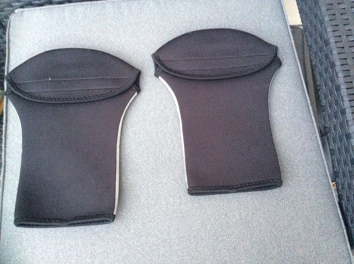 Lomo Neoprene Pogies Our Polar kayak pogies feature a velcro closure for around the paddle shaft.