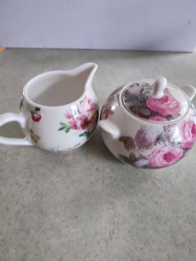 Rare find  Maxwell & Williams - Chintz, Rose Bud lidded sugar and creamer