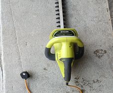 hedge trimmer ryobi with WD-40 garden lubricant (with short lead)