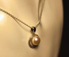 Sterling Silver Freshwater Cultured Pearl Pendant and Chain