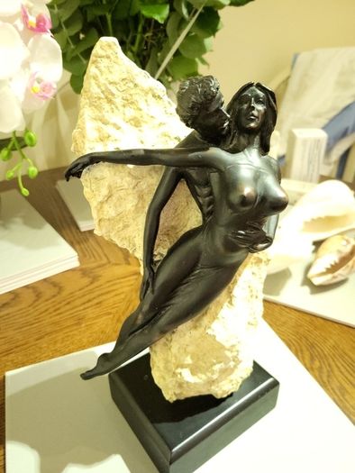 Ocean experience figurine