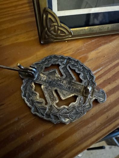 WW2 German badge and photo