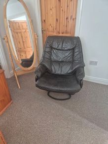 black leatherette swivel chair