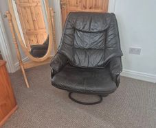 black leatherette swivel chair