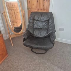 black leatherette swivel chair