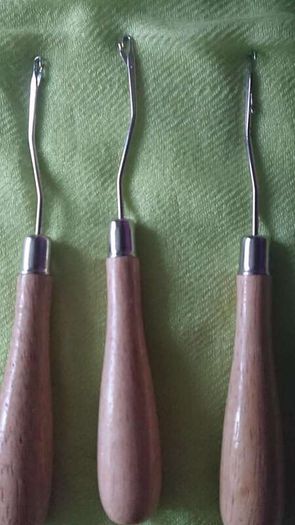 Rug hooking tool