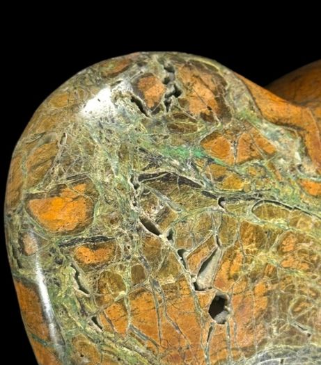 Exquisite Polished Green Smithsonite Heart on Custom Display Stand (21.3 x 15 x 8cm) - Natural Stone
