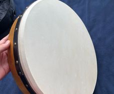 18" bodhran, carrying case and bodhran sticks / tippers