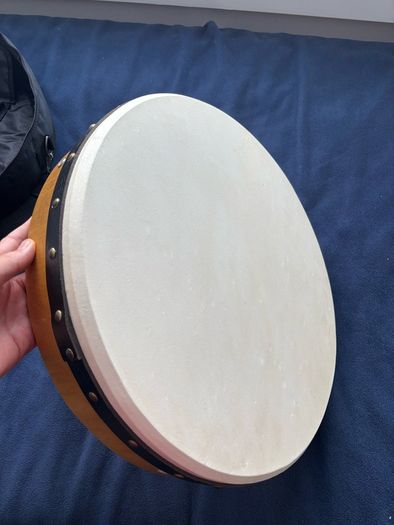 18" bodhran, carrying case and bodhran sticks / tippers