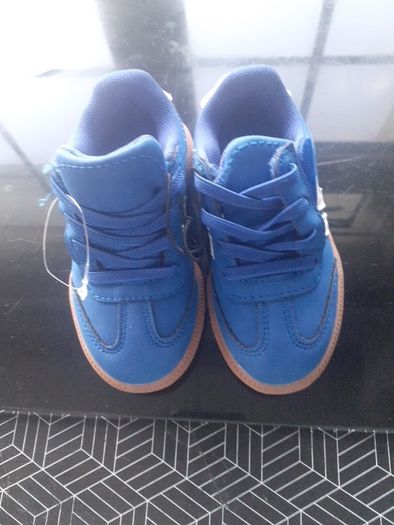 New size 5 infant runners from Dunnes .Never worn .These would fit a child with a narrow foot as not wide enough for my child .Free
