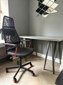 computer table and chair