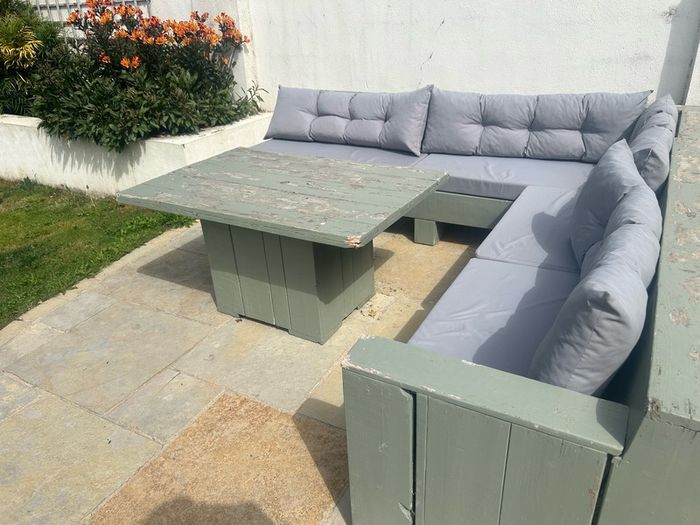 Pallet garden furniture with cushions