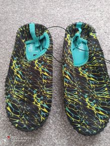 NEW.kids swim shoes.size 33/1