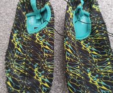 NEW.kids swim shoes.size 33/1