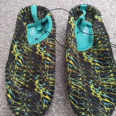 NEW.kids swim shoes.size 33/1