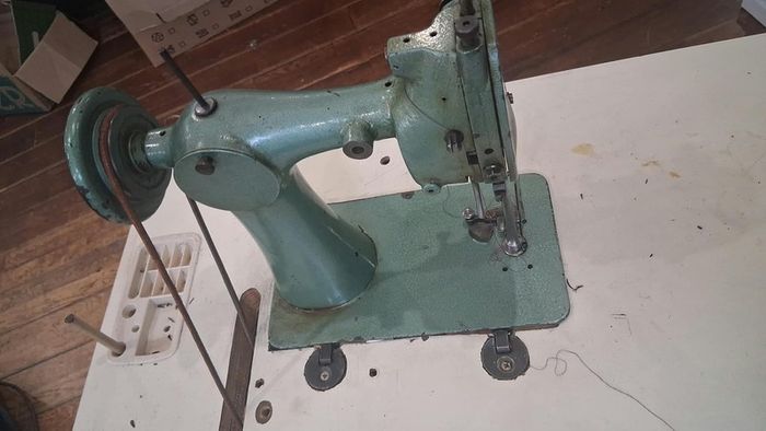 Max Lange KL 30 Industrial Pique Glove Sewing Machine