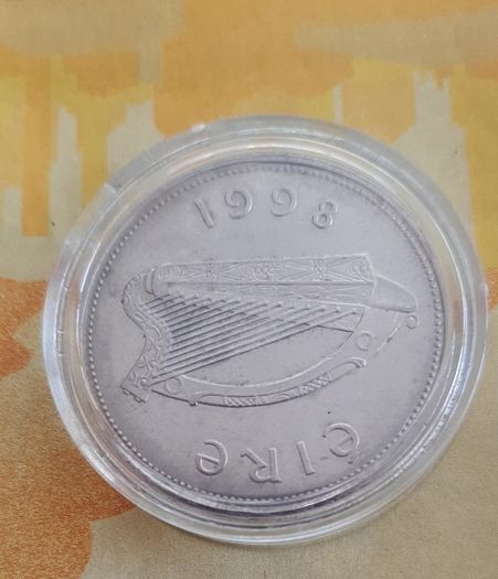 1 pound coin in case year 2000