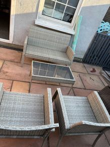 garden table and chairs