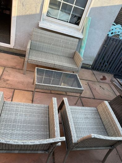 garden table and chairs