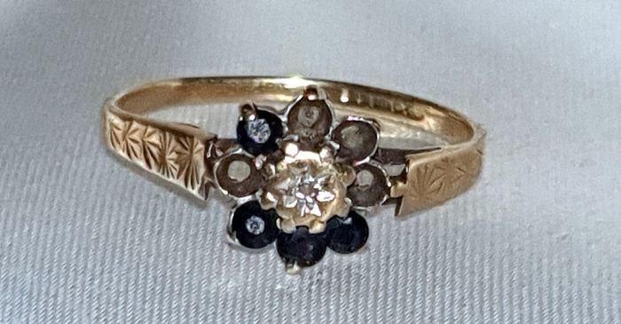 Vintage 9ct Gold Sapphire & Diamond Ring 1.50g (Scrap or Repair)
