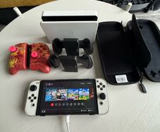 Nintendo switch OLED white + HORI split pad