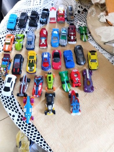 33 die cast metal cars e.c.t