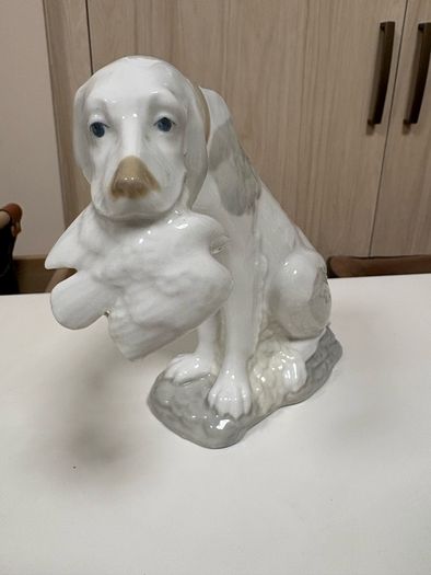 Vintage porcelain hunting dog figurine with a bird in its mouth, made by D'Art SA in Spain