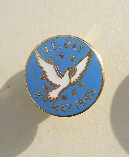VE DAY (WW2 Victory Europe 8th May 1945) - 50th anniversary commemorative badge (1995)