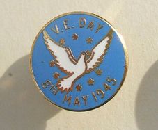 VE DAY (WW2 Victory Europe 8th May 1945) - 50th anniversary commemorative badge (1995)