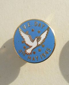 VE DAY (WW2 Victory Europe 8th May 1945) - 50th anniversary commemorative badge (1995)