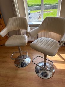 2 cream barstools