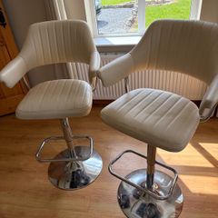 2 cream barstools