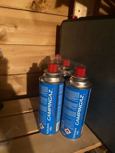 Single-burner camping gas stove and 4 gas cylinders