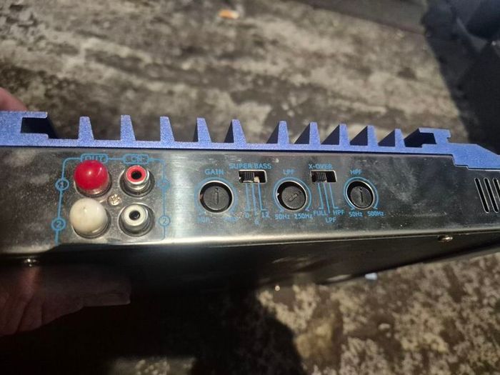 12 volt amplifier and capacitor