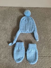 Hand knitted Hat & Mittens 0-6 Months