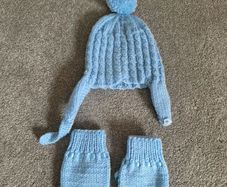 Hand knitted Hat & Mittens 0-6 Months