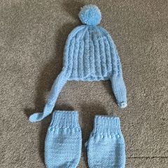 Hand knitted Hat & Mittens 0-6 Months