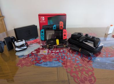 Near perfect Nintendo Switch beginner Bundle + 3 Games, Pro Controller and extra storage