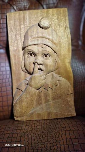 Sculptures, portraits made of wood.