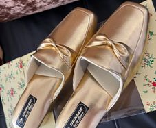 Dunlop gold metallic, low-wedge indoor slippers