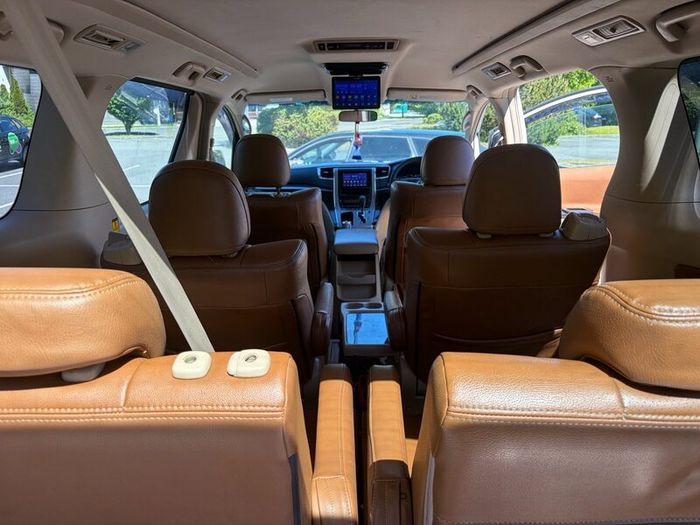 Toyota Vellfire hybrid - 7 seater - Fresh NCT