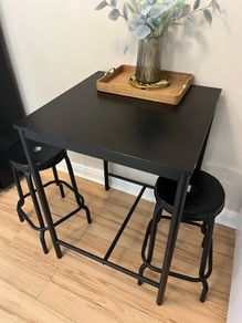 Breakfast bar and stools