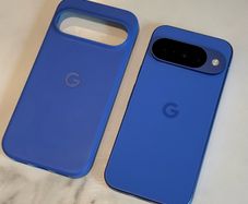 Google Pixel 10 128GB blue and pixel snap case