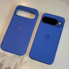 Google Pixel 10 128GB blue and pixel snap case