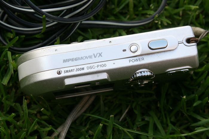 Sony Cyber-shot DSC-P100 5.1MP Digital Camera, Battery & Charger | Working