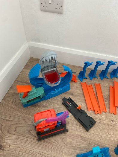 Large Hot Wheels Bundle. Tracks, Playsets & Accessories