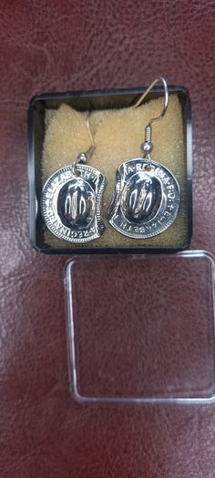Vintage jewelry is sold individually for 5 to 10 euros