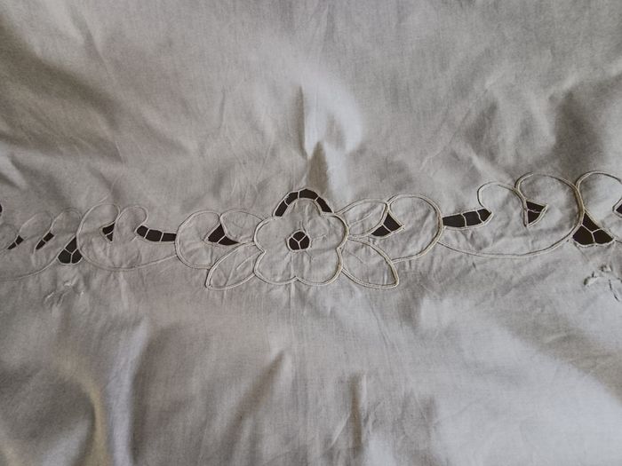 Vintage Cutwork Embroidery Cotton Tablecloth Oval 125cm x 170cm with stitched sewn edges in excellent condition with no issues FREE STANDARD POSTAGE INCLUDED