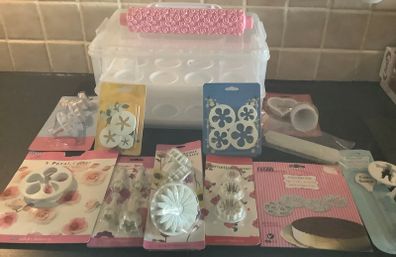 Cake Decorating / Cupcake Carry Box / Cake Liners Job Lot
