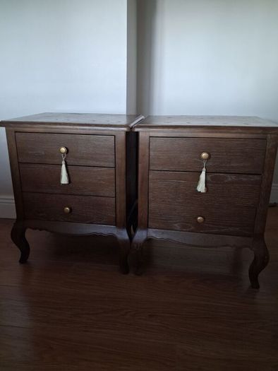 2 bedside lockers